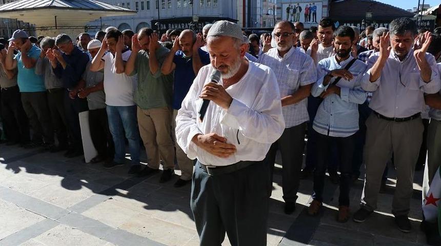 Suriyeli Anne Ve Bebeği İ&ccedil;in Gıyabi Cenaze Namazı Kılındı