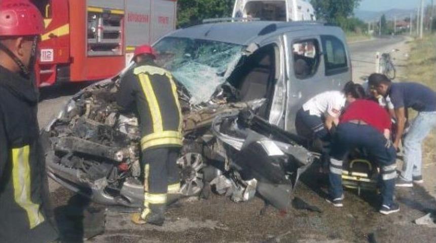 S&uuml;t Tankeri Ile &Ccedil;arışan Hafif Ticari Aracın S&uuml;r&uuml;c&uuml;s&uuml; Yaralandı