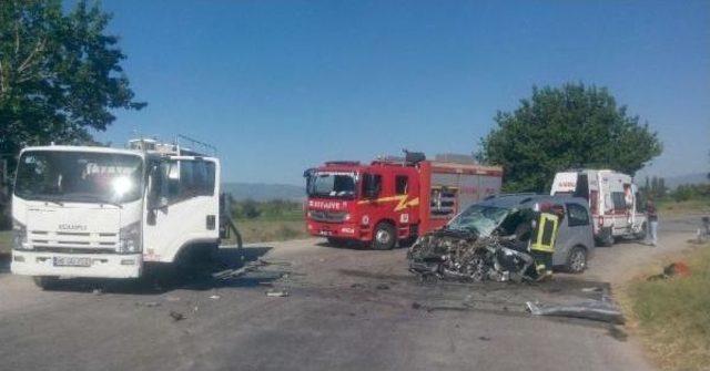 Süt Tankeri Ile Çarışan Hafif Ticari Aracın Sürücüsü Yaralandı