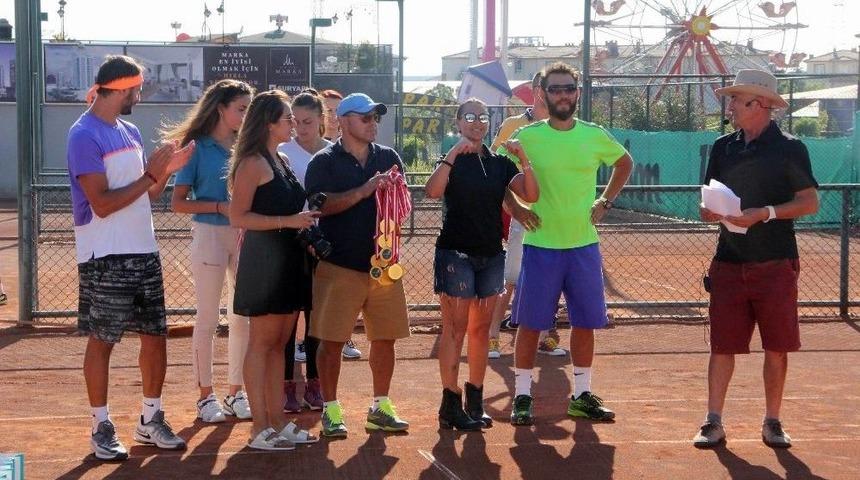 H&uuml;lya Avşar, Adına D&uuml;zenlenen Turnuvada Sporculara &Ouml;d&uuml;llerini Verdi