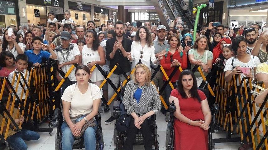 M&uuml;min Sarıkaya Hayranlarıyla Buluştu