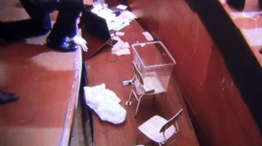 Kongrede Oylar Sayılırken Sahne &Ccedil;&ouml;kt&uuml;