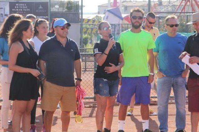 Hülya Avşar Bursa'da Tenis Turnuvasına Katıldı