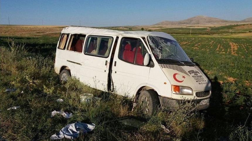 Karaman&rsquo;da Tarım İş&ccedil;ilerini Taşıyan Minib&uuml;s Devrildi: 17 Yaralı