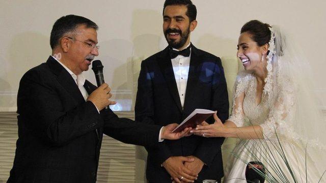 Bakan Yılmaz, Yeni Evlenen Çifte Mutlu Evliliğin Sırlarını Verdi