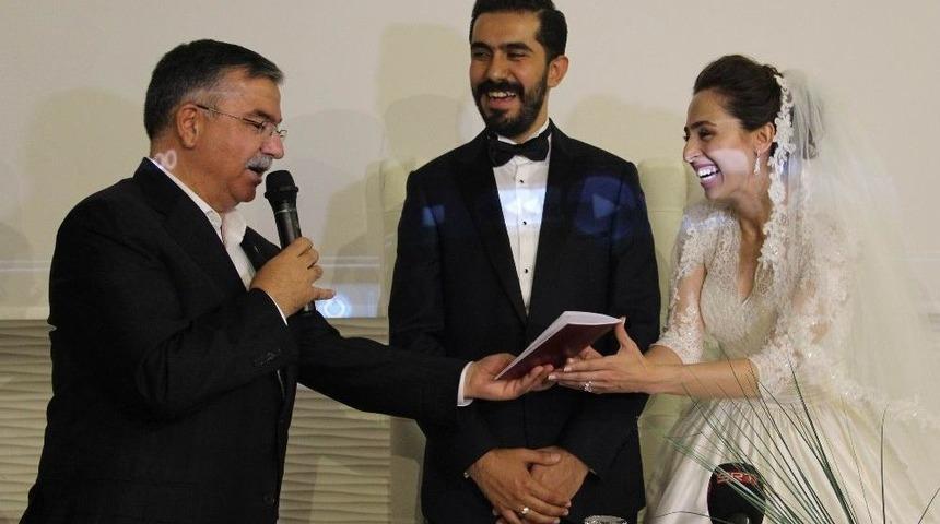 Bakan Yılmaz, Yeni Evlenen &Ccedil;ifte Mutlu Evliliğin Sırlarını Verdi