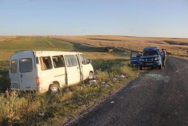 Tarım Işçilerini Taşıyan Minibüs Takla Attı: 17 Yaralı