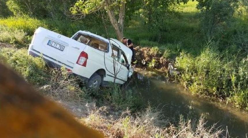 Kamyonet Sulama Kanalına U&ccedil;tu: 2 Yaralı
