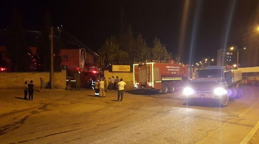 Okul Bah&ccedil;esinde Yapılan Havai Fişek G&ouml;sterisi, Okulu Yaktı