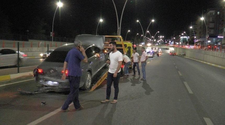 Yolda Kalan Otomobili İteklemeye &Ccedil;alışan Kadına Başka Ara&ccedil; &Ccedil;arptı