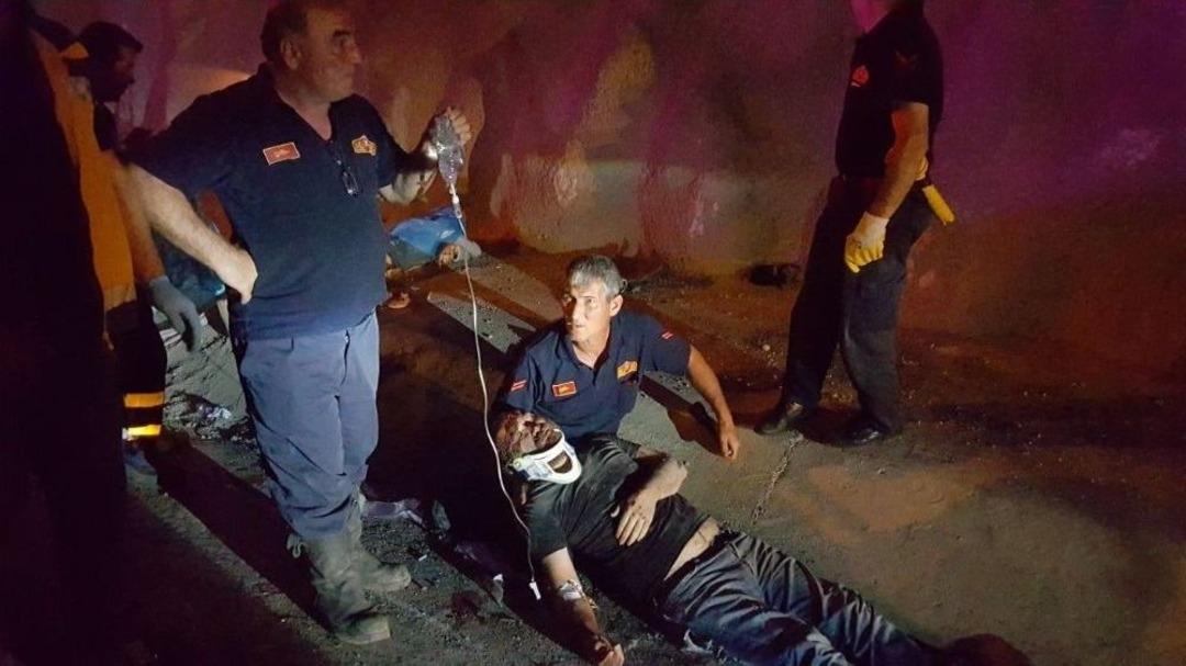 Kamyonet &Ouml;ğrencilerin Arasına Daldı, 2 &Ouml;l&uuml;, 14 Yaralı