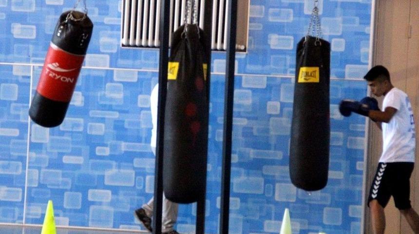 (&ouml;zel Haber) &Uuml;niversiteli Olabilmek İ&ccedil;in Yumruk Salladılar