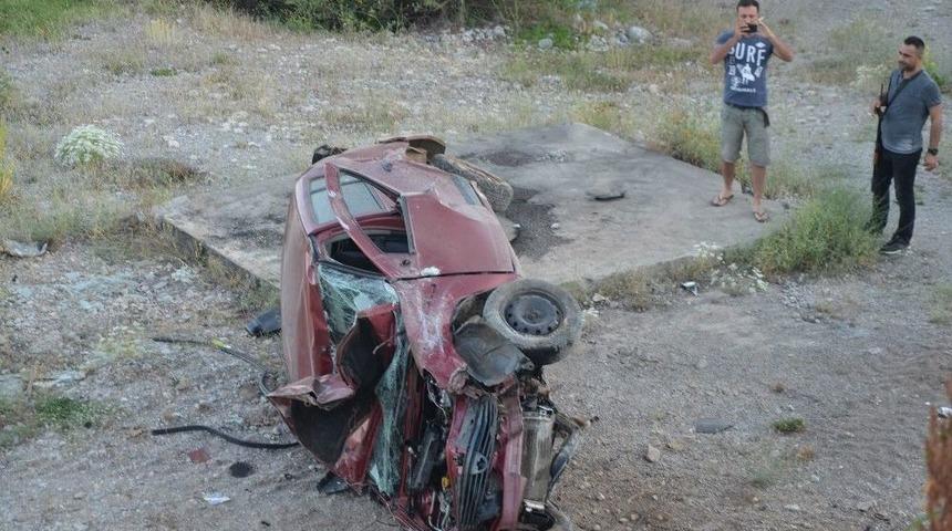 Otomobil Mobese Direğine &Ccedil;arptı: 1 Yaralı