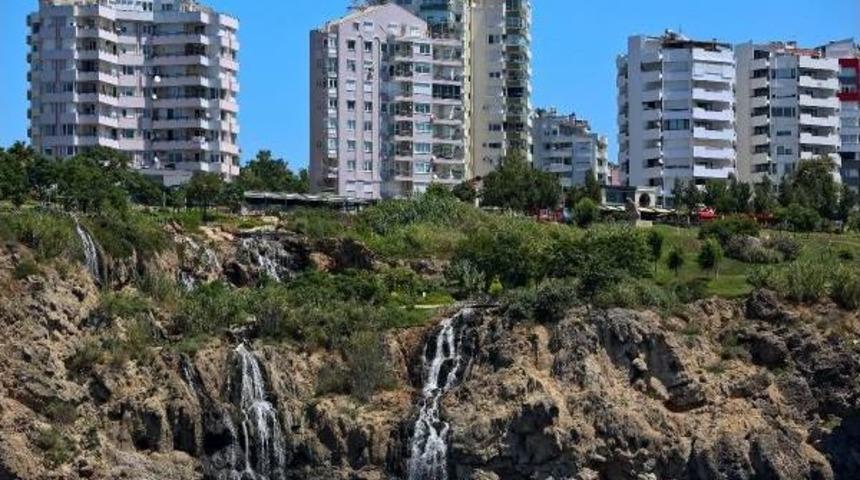 Yapay Şelaleler Falezleri Canlandırdı