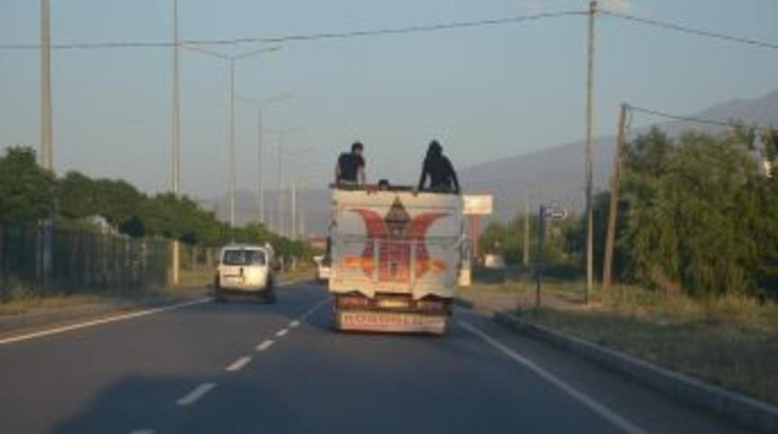 Kamyonet Kasasında Tehlikeli Yolculuk