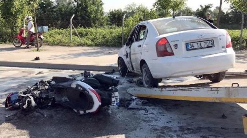 Otomobile &Ccedil;arpan Motosiklet Alev Aldı, S&uuml;r&uuml;c&uuml;s&uuml; &Ouml;ld&uuml;