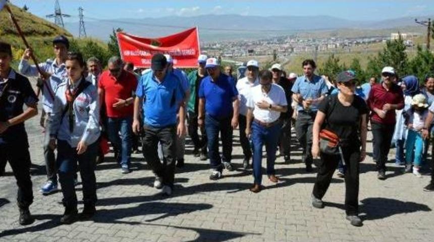 Palandöken Dağlarını Keşif Için Yürüdüler