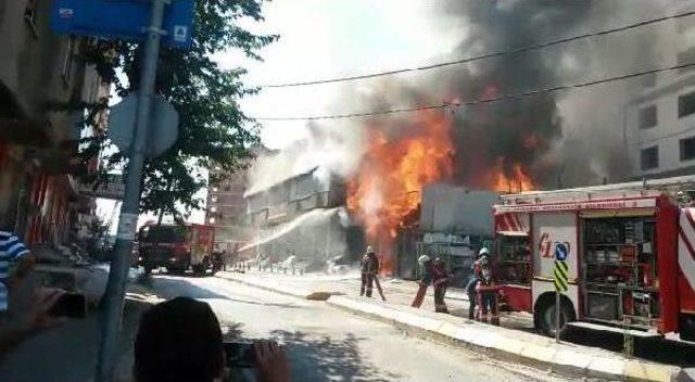 Pendik'te Nalbur Dükkanı Alev Alev Yandı (1)