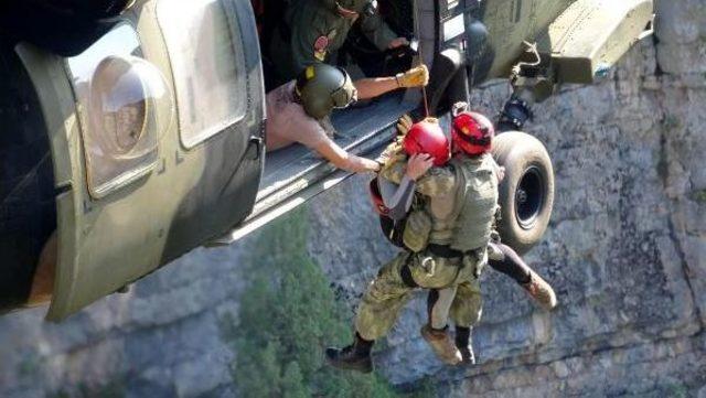 Kanyonda Mahsur Kalan 3 Kişi, Helikopterle Kurtarıldı