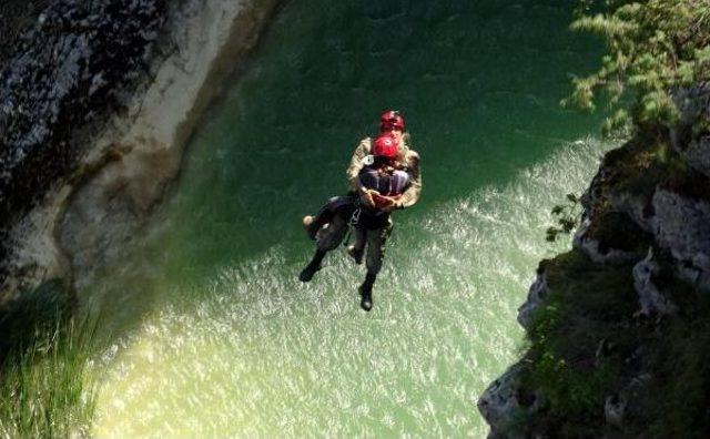 Kanyonda Mahsur Kalan 3 Kişi, Helikopterle Kurtarıldı