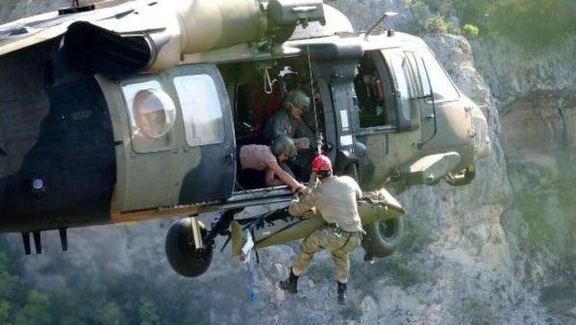 Kanyonda Mahsur Kalan 3 Kişi, Helikopterle Kurtarıldı