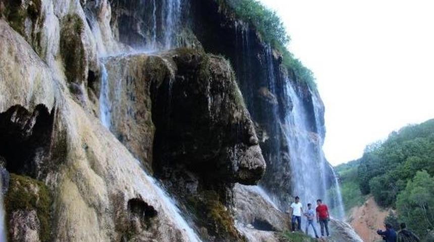 Dipsiz G&ouml;l Şelalesi'ne Ziyaret&ccedil;i Akını