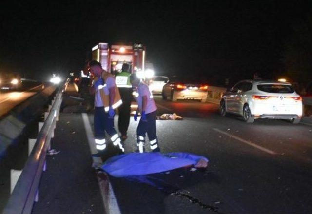 Tır'a Arkadan Çarpan Otomobilde 2 Ölü, 1 Yaralı