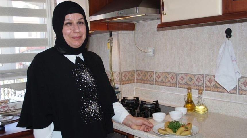 Y&ouml;resel Yemek Yaparak &Ccedil;ocuklarını Okutuyor