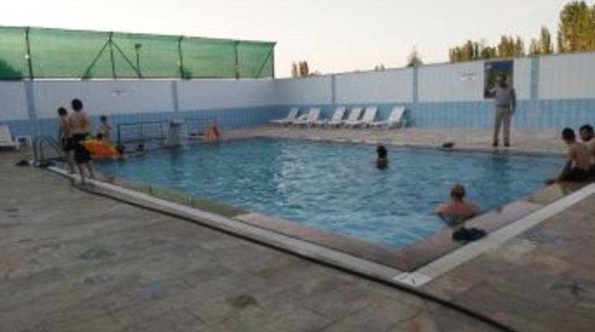 Termal A&ccedil;ık Havuzda Y&uuml;zerek Şifa Arıyorlar