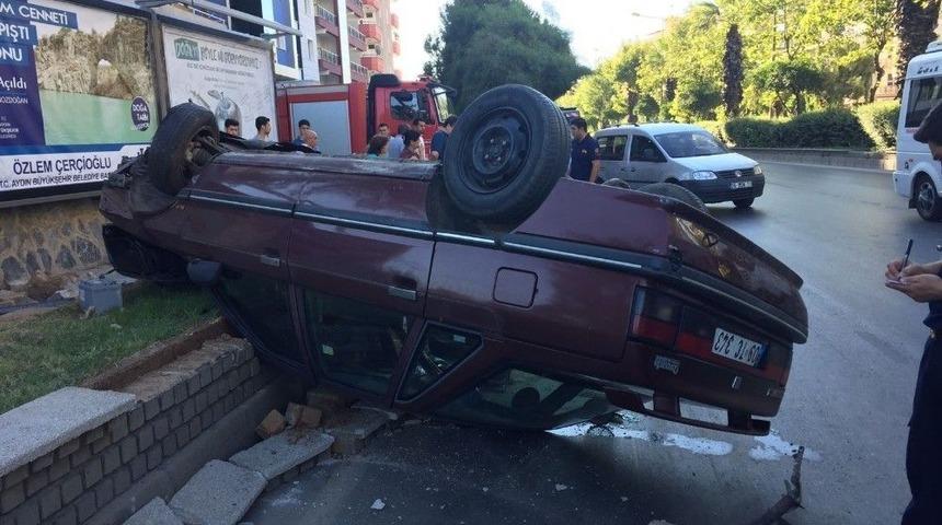 D&uuml;z Yolda Takla Atan Otomobilin S&uuml;r&uuml;c&uuml;s&uuml; Hastaneye Kaldırıldı