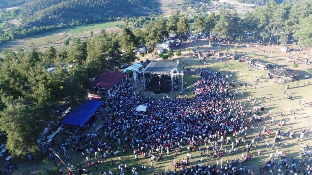 Karag&ouml;z Şenliği&rsquo;nde &Uuml;nl&uuml; Sanat&ccedil;ılar Binlerce Kişiyi Coşturdu