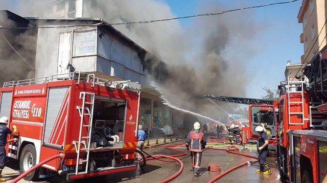 Pendik’te İki Katlı Nalbur Dükkanı Alev Alev Yandı