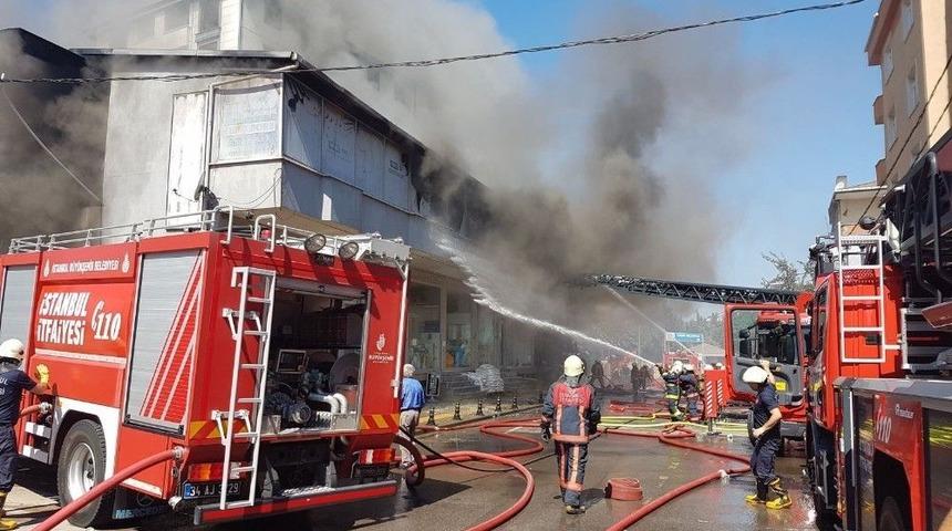 Pendik&rsquo;te İki Katlı Nalbur D&uuml;kkanı Alev Alev Yandı