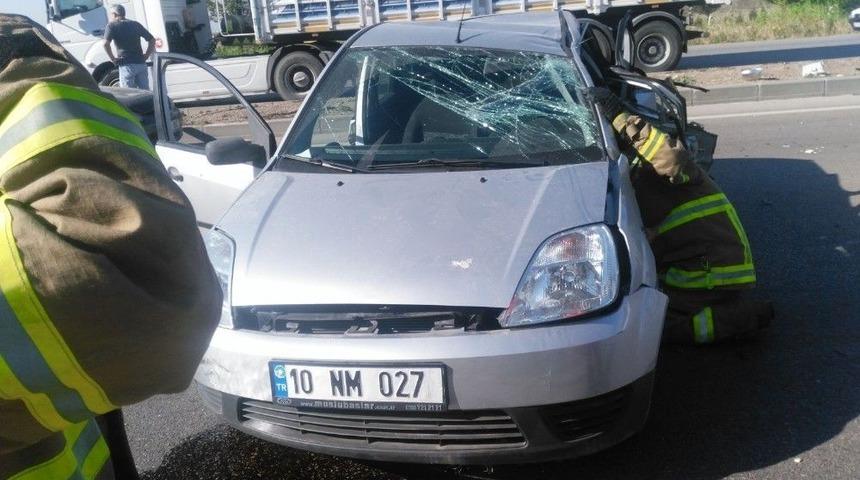 Ge&ccedil;en Ay Evlenen Eczacı Teknisyeni Kadın S&uuml;r&uuml;c&uuml;, Elektrik Direğine &Ccedil;arparak &Ouml;ld&uuml;