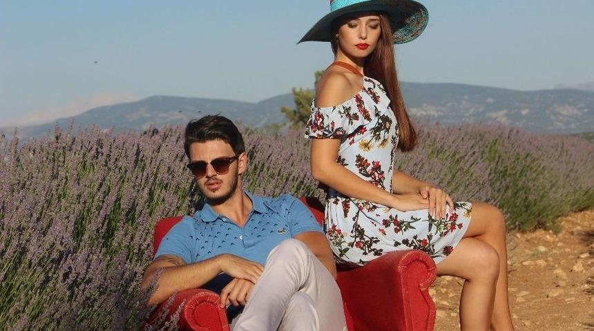 Lavanta Tarlasında Model Çekimi