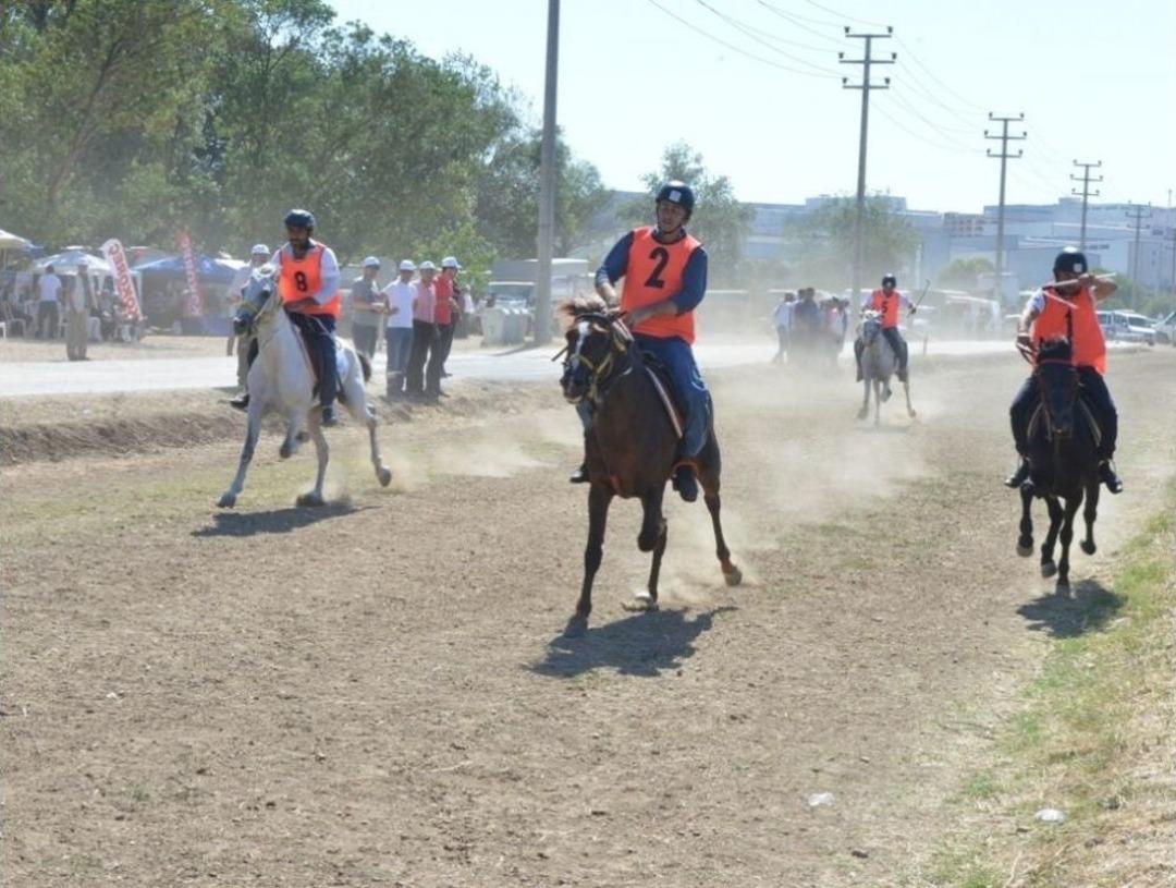 Nil&uuml;fer Rahvan At Yarışları Nefes Kesti