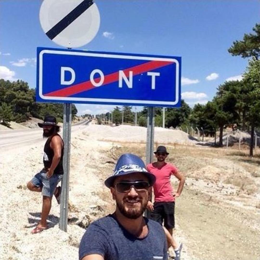 Bu Levhayı G&ouml;ren Duruyor