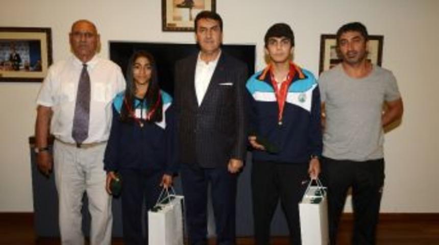 D&uuml;ndar&rsquo;dan Başarılı Sporculara &Ouml;d&uuml;l