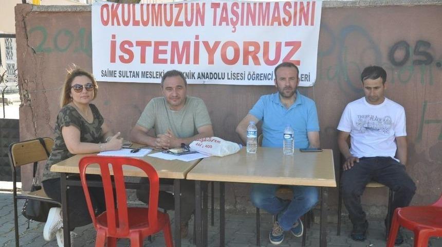 Okullarının Kapanmasına Velilerden Tepki