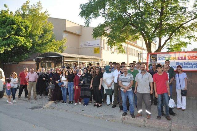 Okullarının Kapanmasına Velilerden Tepki 2