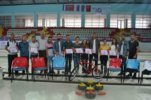 Curlingçilere Önce Bisiklet Sonra Sertifika 1