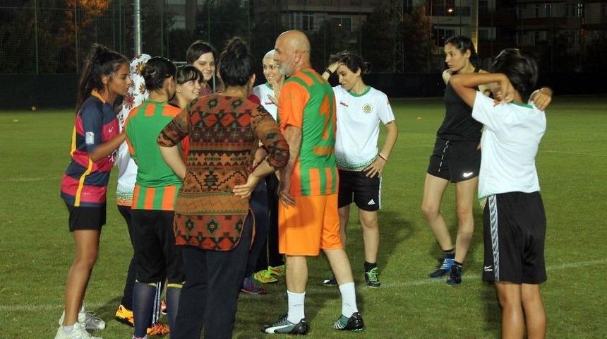 Başkan &Ccedil;avuşoğlu, Bu Kez Kızlarla Sahaya &Ccedil;ıktı