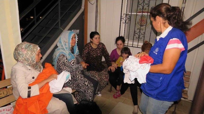 Botları Batan 28 M&uuml;lteciyi Sahil G&uuml;venlik Kurtardı