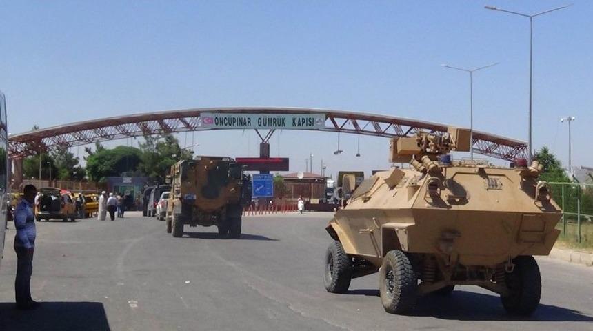 Sınırda Askeri Ara&ccedil; Ve İş Makinesi Yoğunluğu