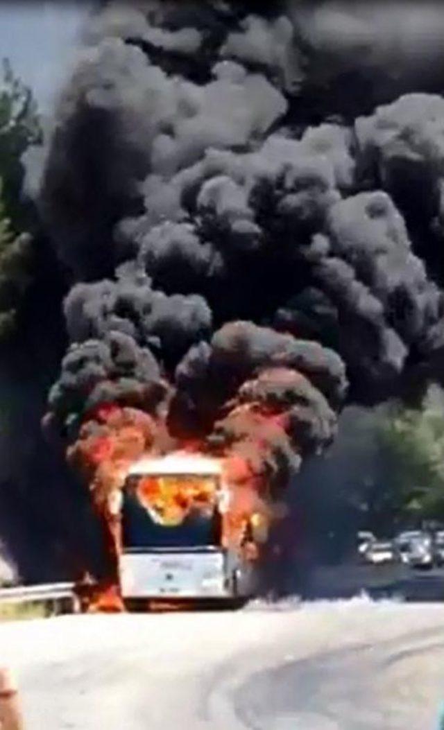 Isparta da Yolcu Otob&uuml;s&uuml;nde Yangın (1) 1