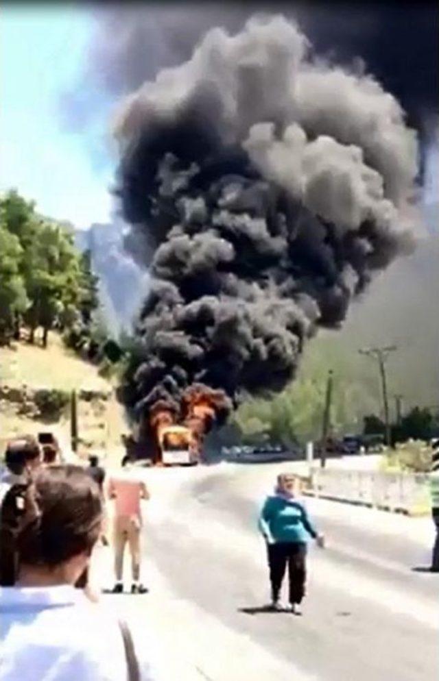 Isparta da Yolcu Otob&uuml;s&uuml;nde Yangın (1) 2