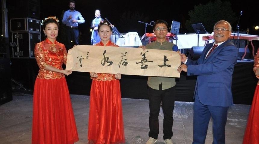 &Ccedil;inli Sanat&ccedil;ılar Ve Ender Balkır U&ccedil;hisar&rsquo;da Konser Verdi