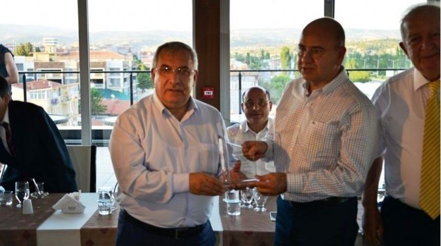 Vali Nayir&rsquo;den Belediye Başkanı Mehmed Ali Saraoğlu&rsquo;na Plaket