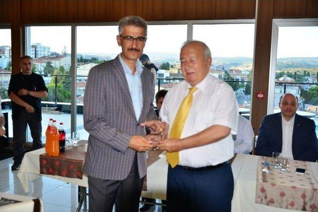 Vali Nayir’den Belediye Başkanı Mehmed Ali Saraoğlu’na Plaket