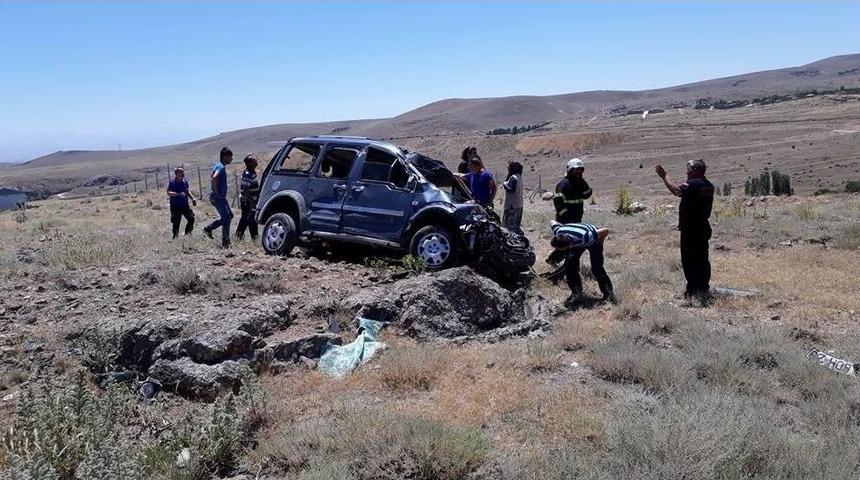 Niğde&rsquo;de Hafif Ticari Ara&ccedil; Takla Attı: 1 Yaralı
